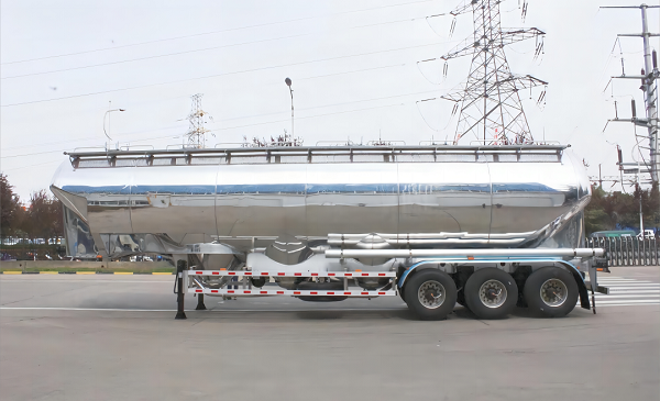 鋁合金立式粉罐半掛車的優(yōu)勢都有哪些？