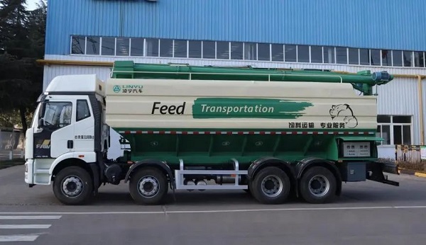 散裝飼料運(yùn)輸車的特點(diǎn)介紹！